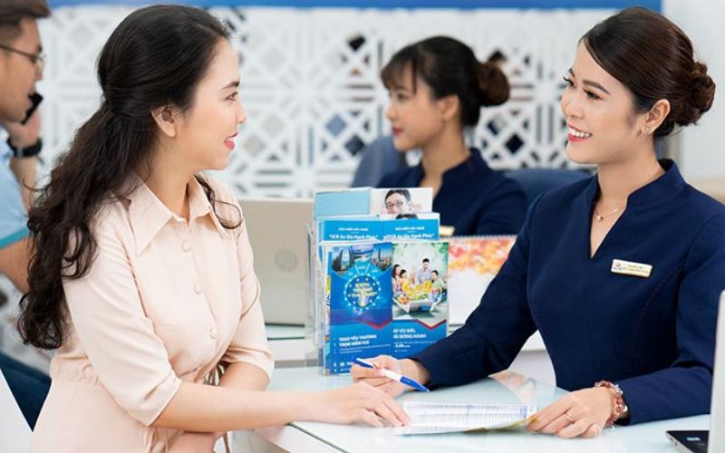 Nhân viên tư vấn và hỗ trợ khách hàng về tài chính